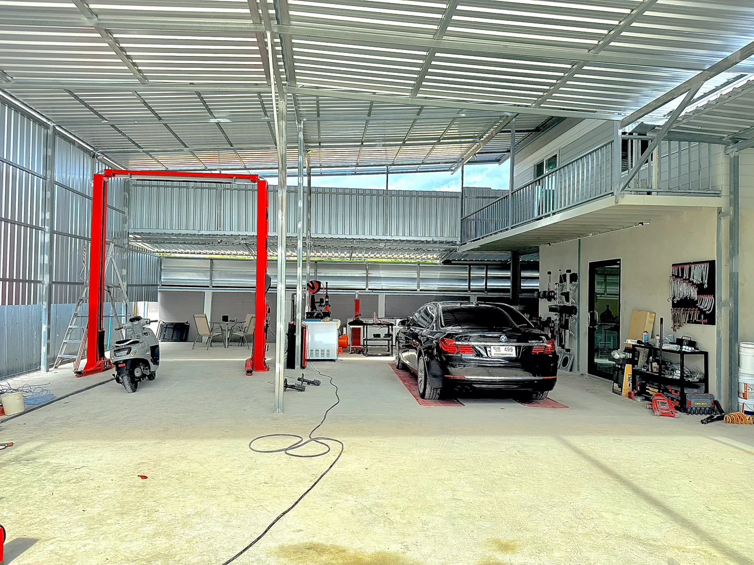 Garage SOI 5 workshop in Khlong Dan