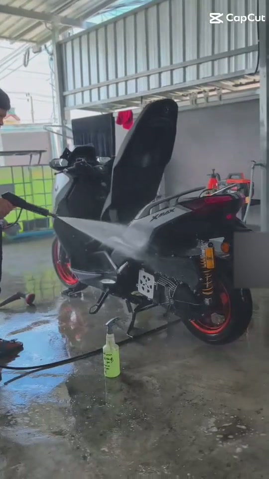 ทีมงาน Garage SOI 5 กำลังฉีดน้ำล้างสกู๊ตเตอร์ / The team washing a scooter